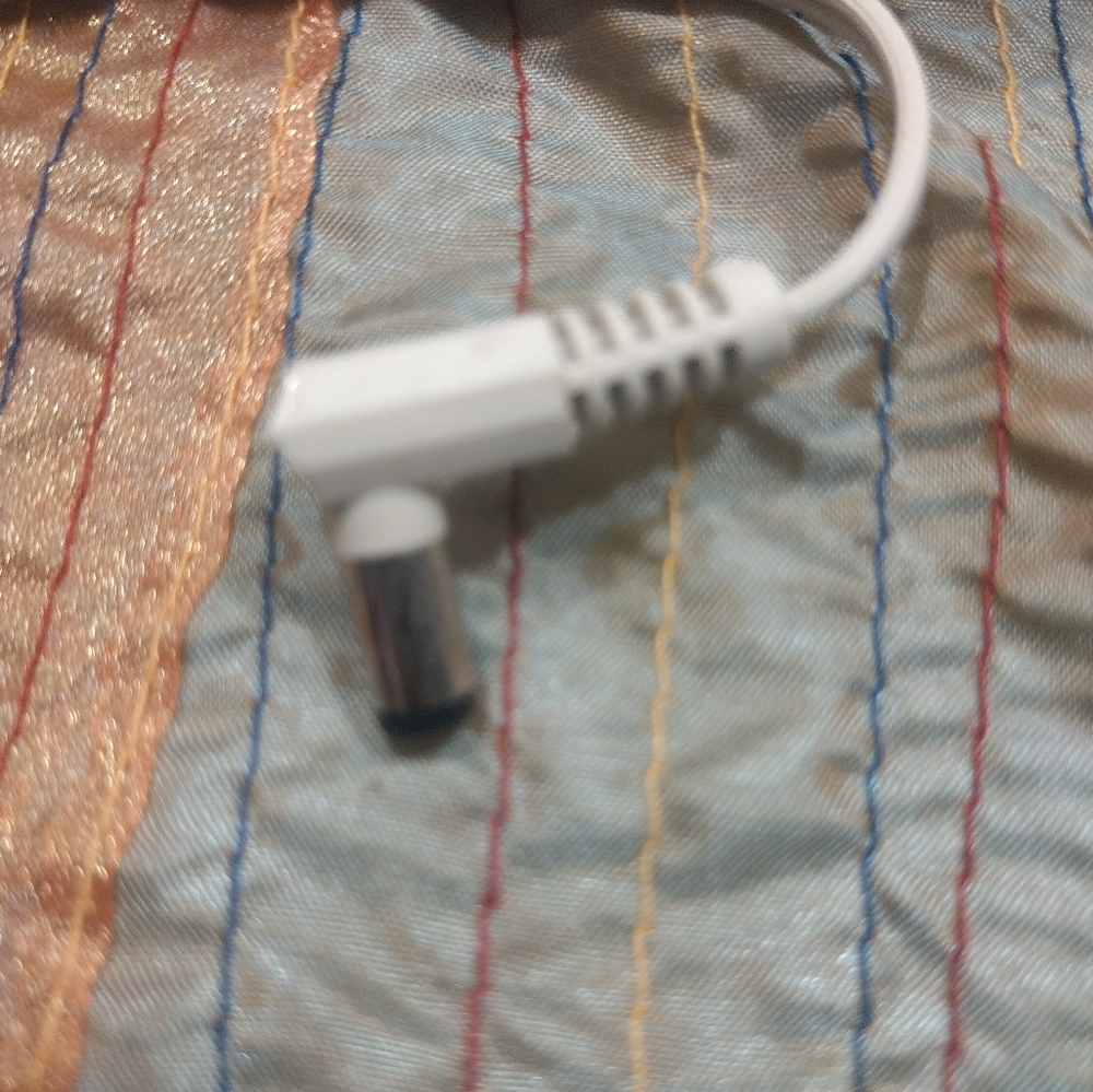 Radio Shack AC adapter Part # AD-313. ( OUTPUT 9v ) - Picture 3 of 5